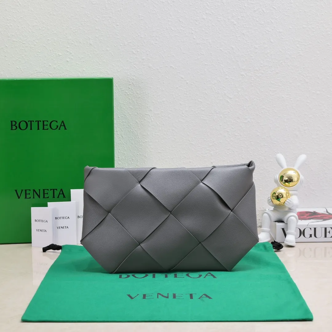 B's new lightweight shape-changing design handbag, suitable for both men and women, suitable for daily use, from small woven to large woven, simple and easy to wear, the leather has the best feel, a worth buying item, size 35*19*1cm [6689#]